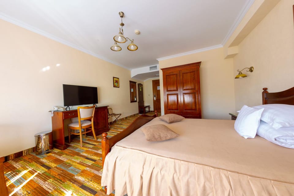Bed, TV and multimedia, Photo of the whole room, hair dresser