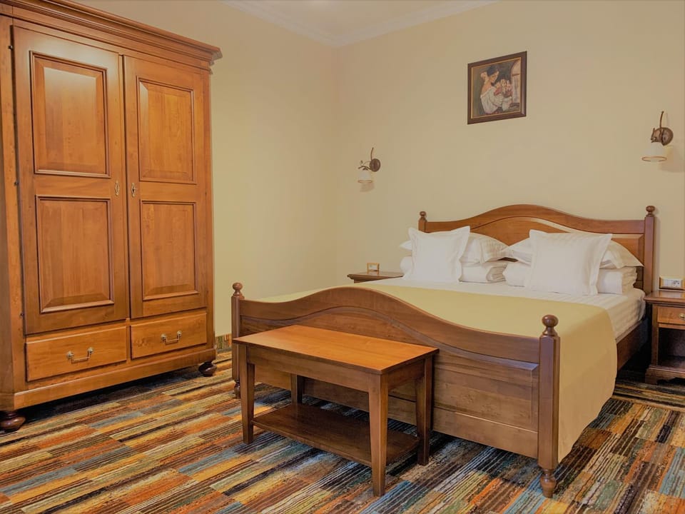 Bed, Photo of the whole room, wardrobe