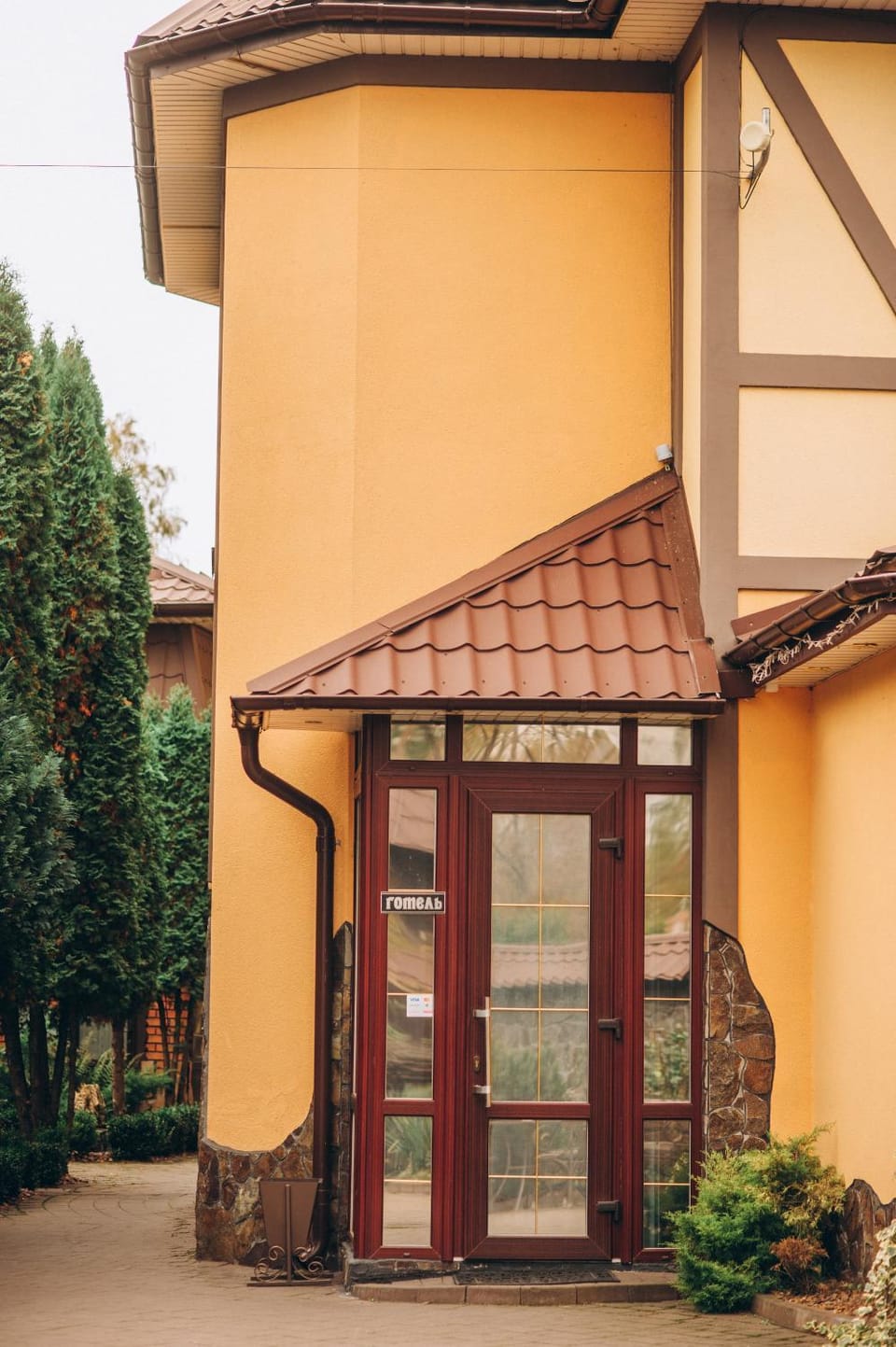 Facade/entrance