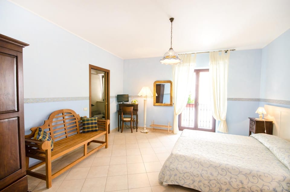 Bed, Photo of the whole room, Decorative detail, Bedroom, wardrobe