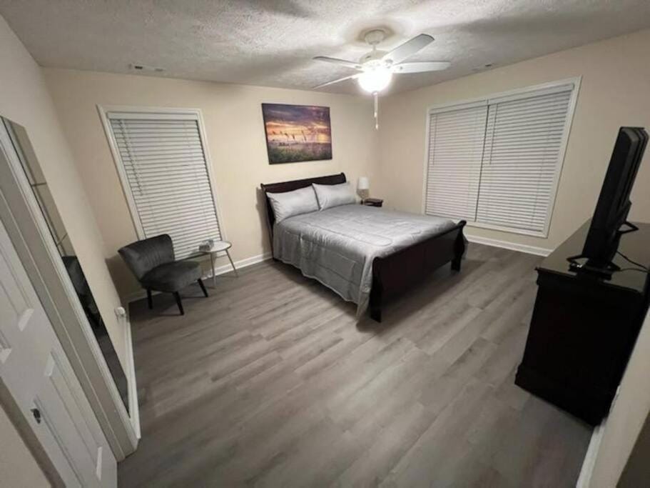TV and multimedia, Photo of the whole room, Bedroom