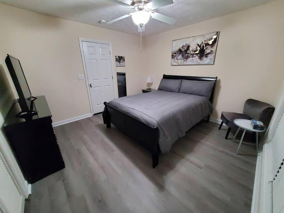 TV and multimedia, Photo of the whole room, Bedroom