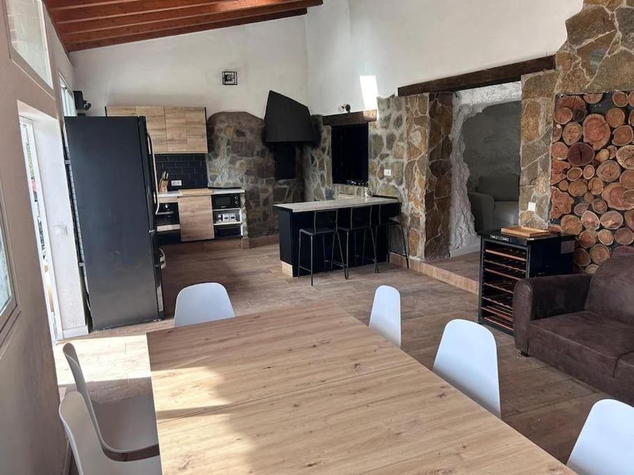 Kitchen or kitchenette, Dining area, minibar, pet friendly, stove
