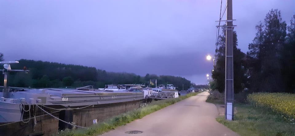 Péniche à Béthune Docked boat in Béthune