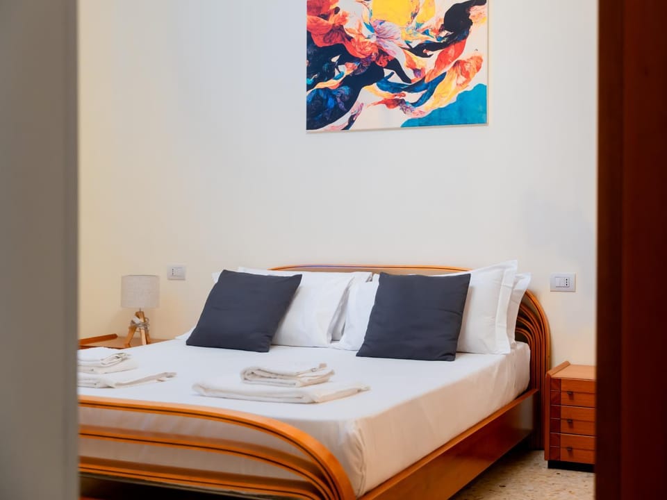 Bed, Photo of the whole room, Bedroom, towels