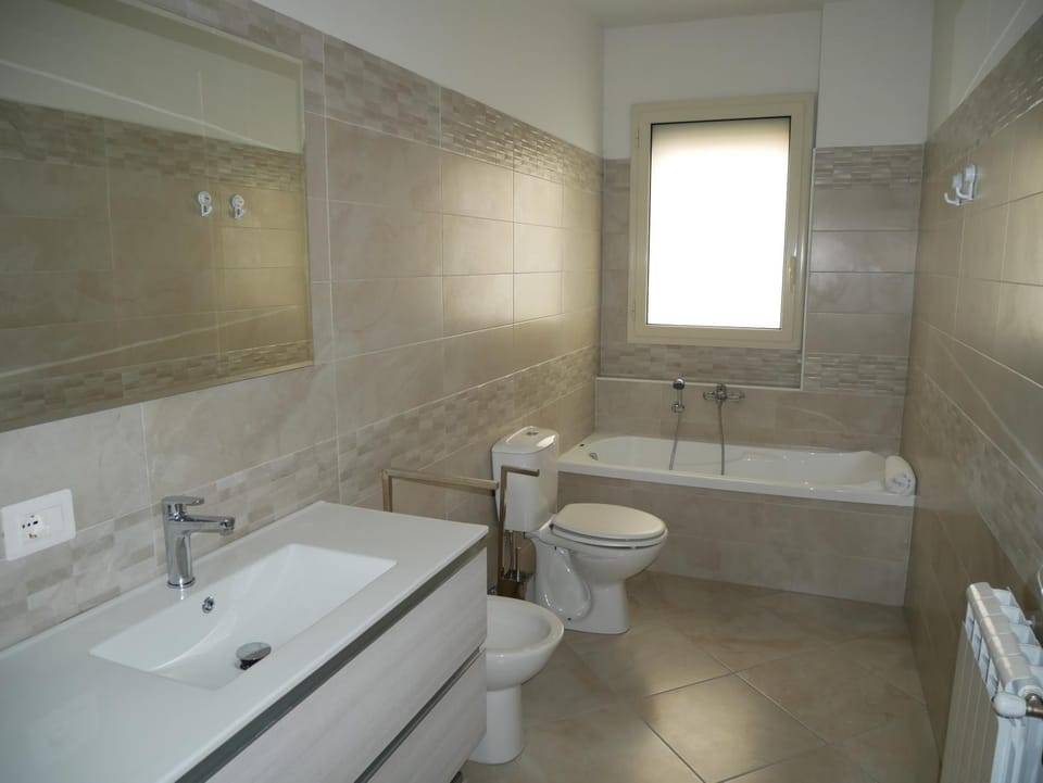 Shower, Toilet, Bathroom, Bath, bidet, towels