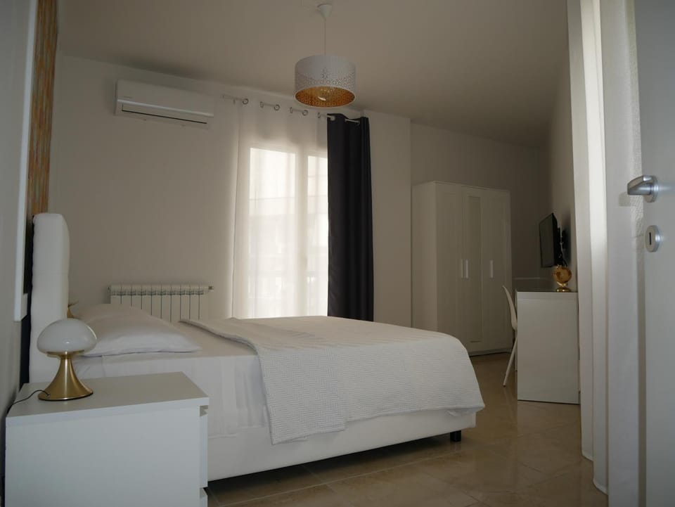 Bed, Photo of the whole room, Bedroom, internet, wardrobe, air conditioner