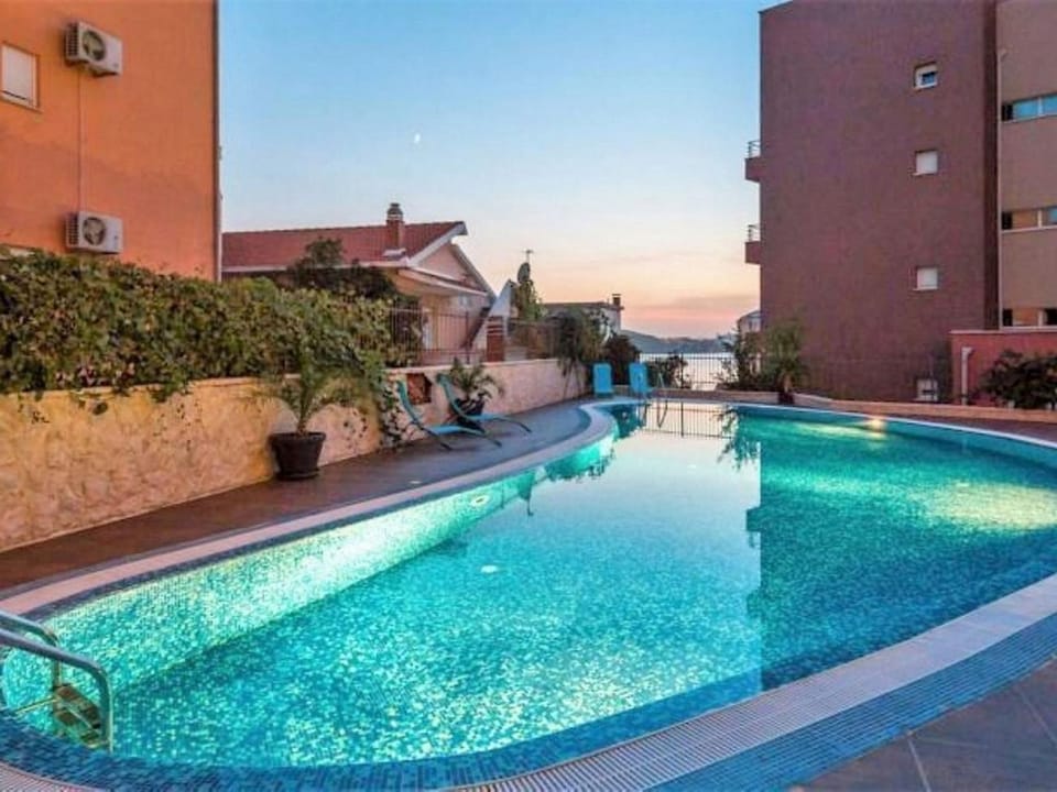 Swimming pool, Location, children, Family