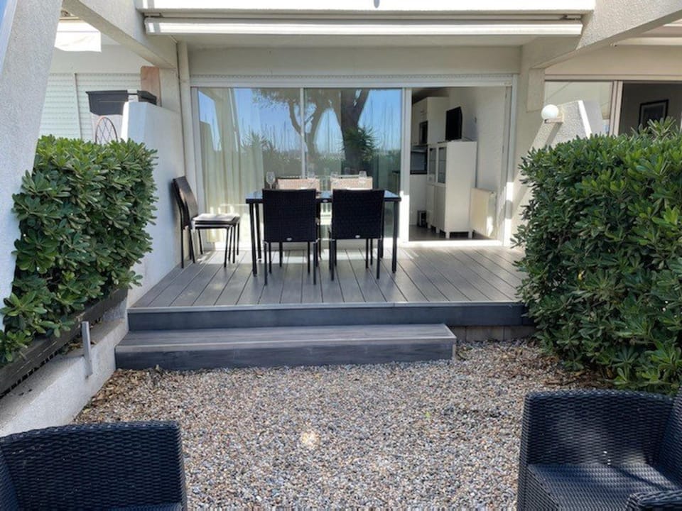 Appartement T2 Cabine, 50m Plage, Terrasse & Jardin, Piscine & Tennis, Port Camargue Cabin in Le Grau-du-Roi