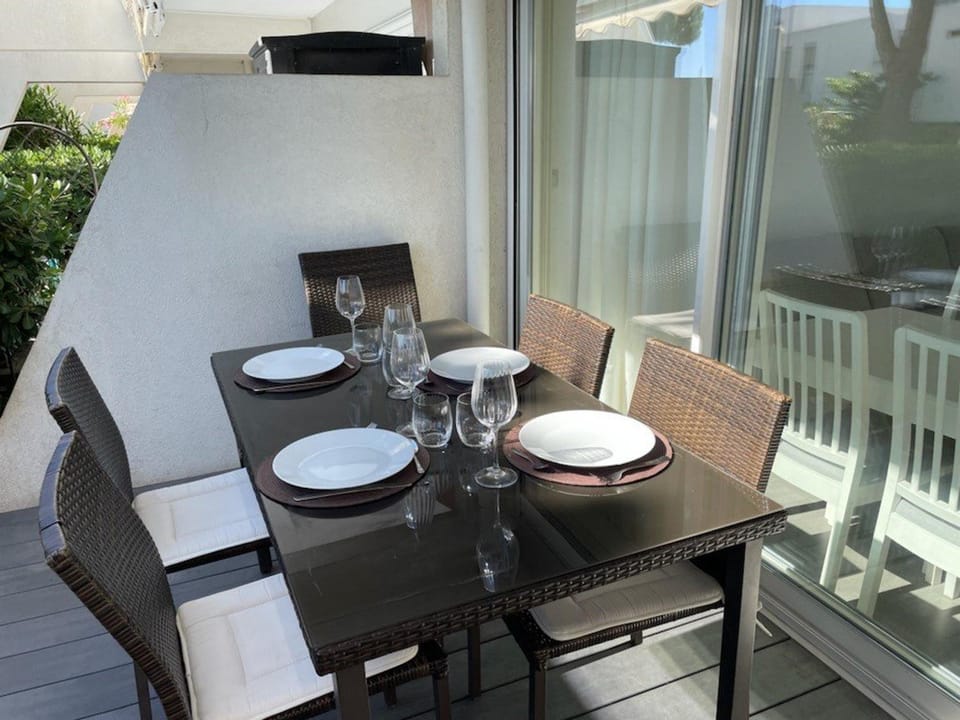 Appartement T2 Cabine, 50m Plage, Terrasse & Jardin, Piscine & Tennis, Port Camargue Cabin in Le Grau-du-Roi