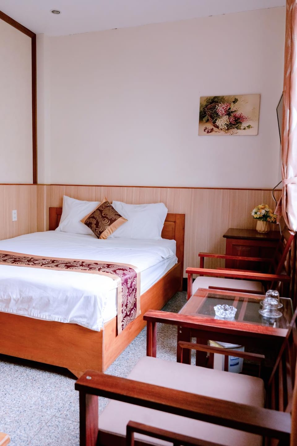 Photo of the whole room, Seating area, Bedroom