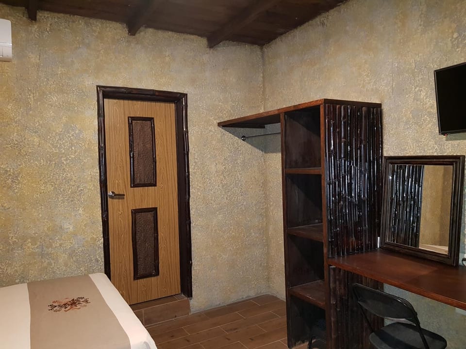 Photo of the whole room, Bedroom, wardrobe