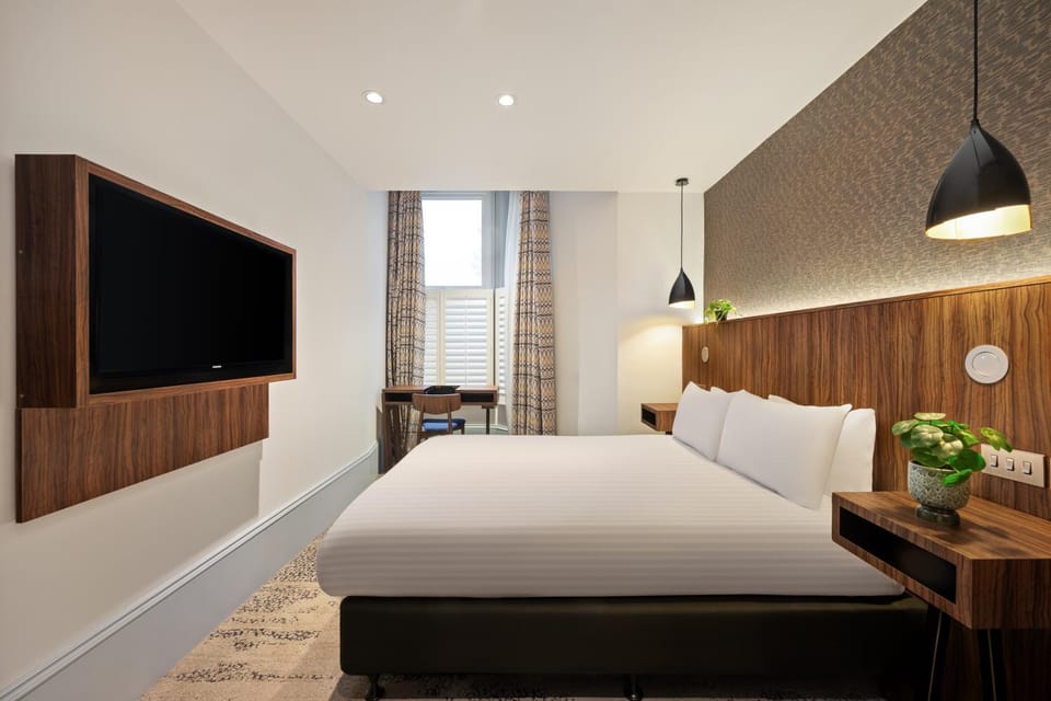 Bed, TV and multimedia, Photo of the whole room