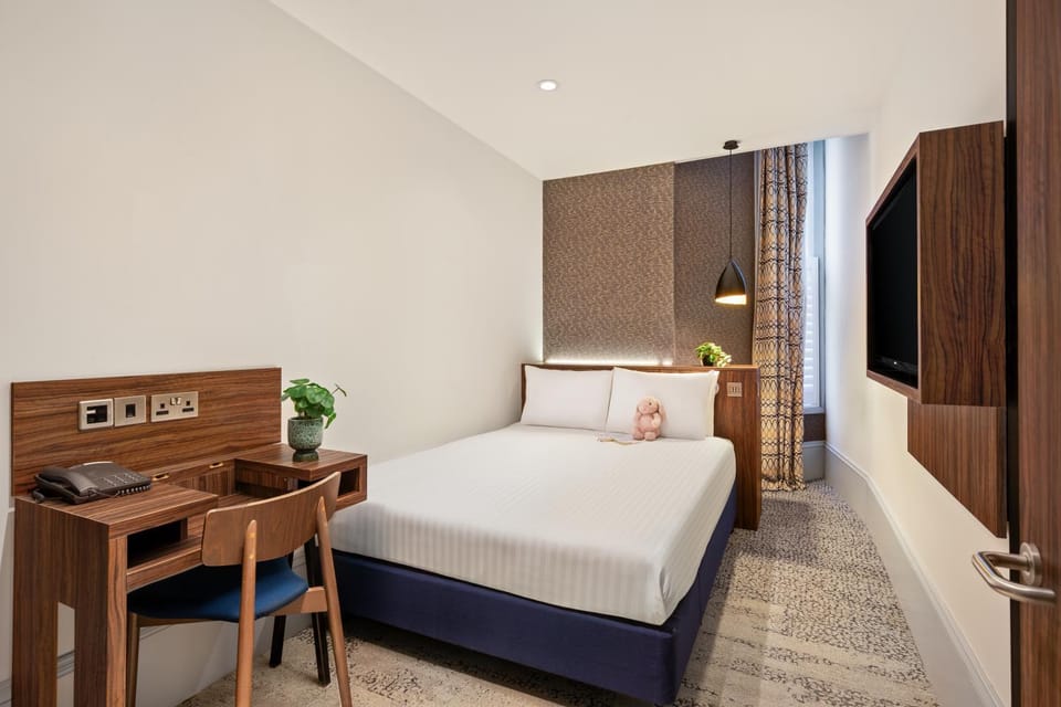 Bed, TV and multimedia, Bedroom