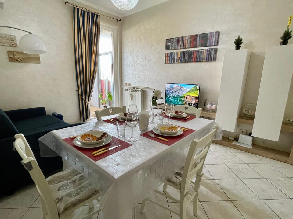 TV and multimedia, Living room, Dining area, Evening entertainment