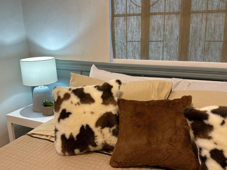Japandi Home B - Fully Aircon, WIFI, Hot shower, 24hGuard, Center, near Malls House in Davao Region