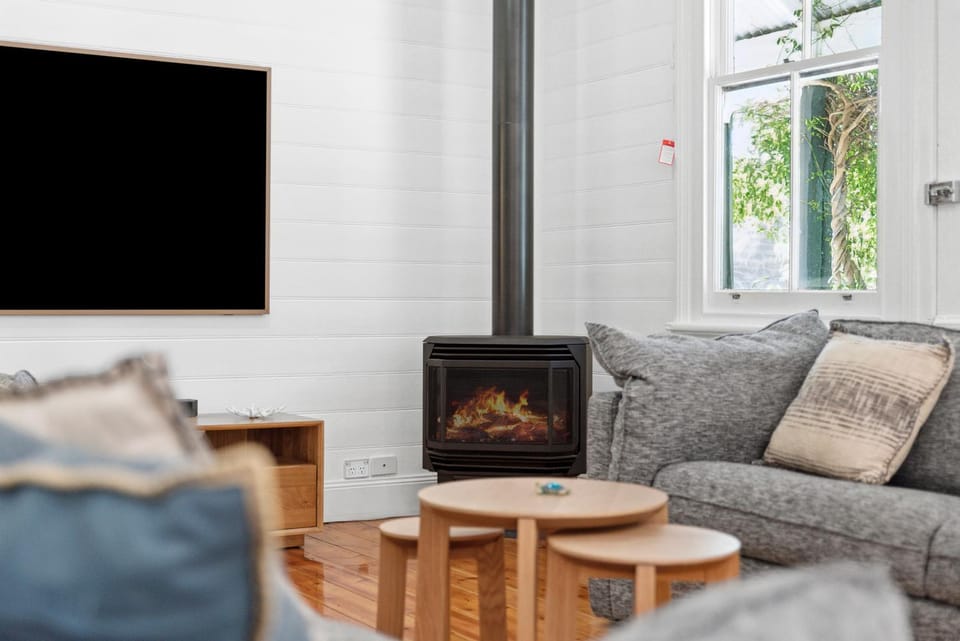 TV and multimedia, Living room, Seating area, fireplace