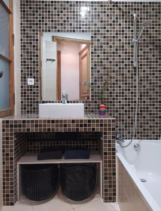 L'ombre du Vieux-Port appartement spacieux Apartment in Marseille