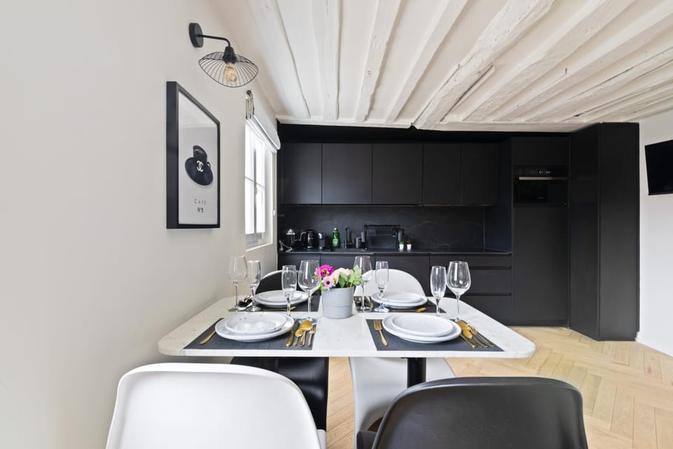 Kitchen or kitchenette, Dining area, oven