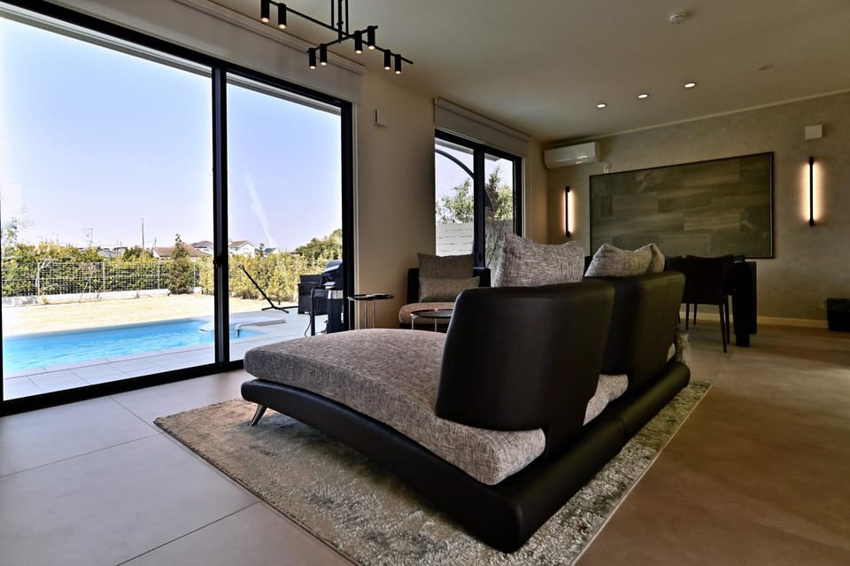 Hot Tub, Living room, Pets, Pool view, internet, pet friendly