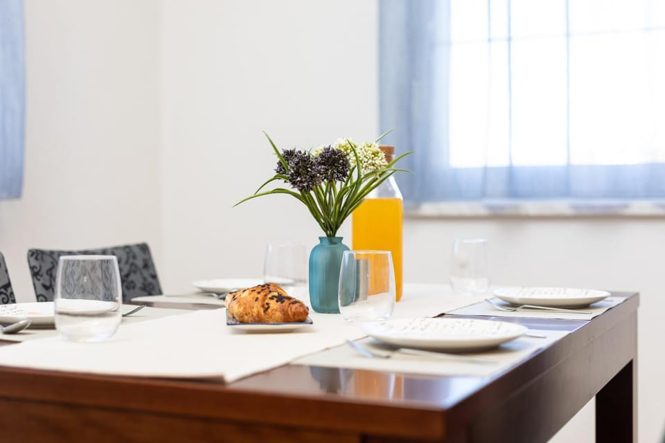 Food and drinks, Dining area, Food