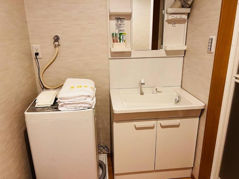 全新上线花跡民宿4号館101 关西机场直达萩之茶屋出站1分钟！难波，心斋桥4分钟车程！ Apartment in Osaka