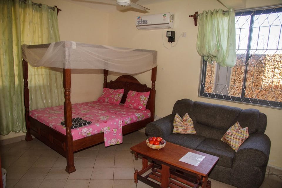 Bed, Living room, Photo of the whole room, Bedroom