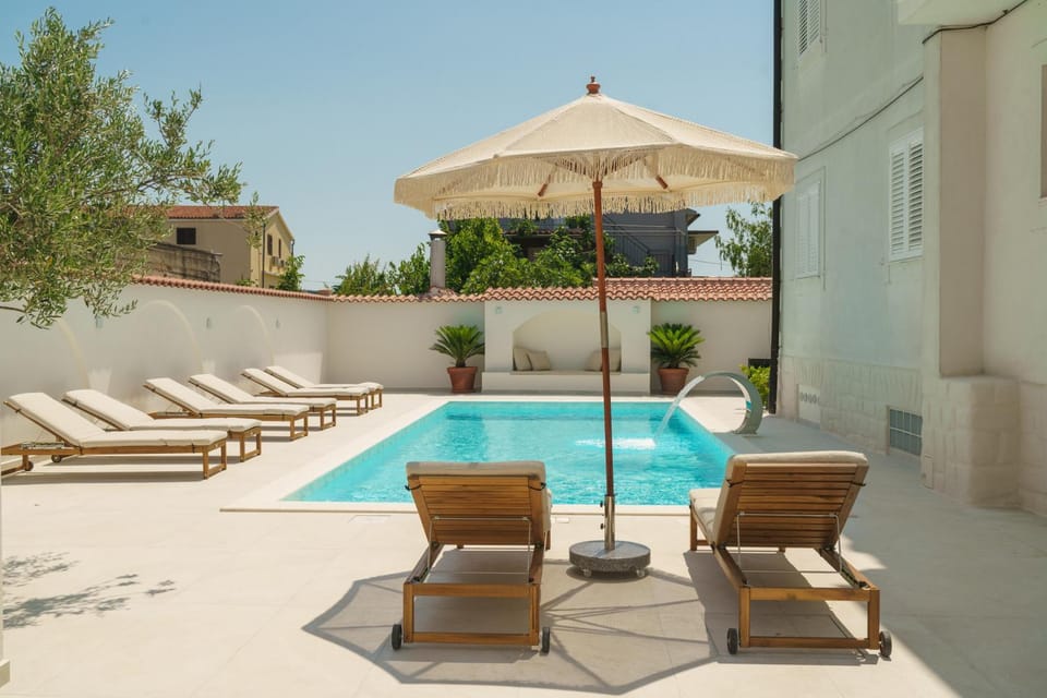Day, Swimming pool, sunbed