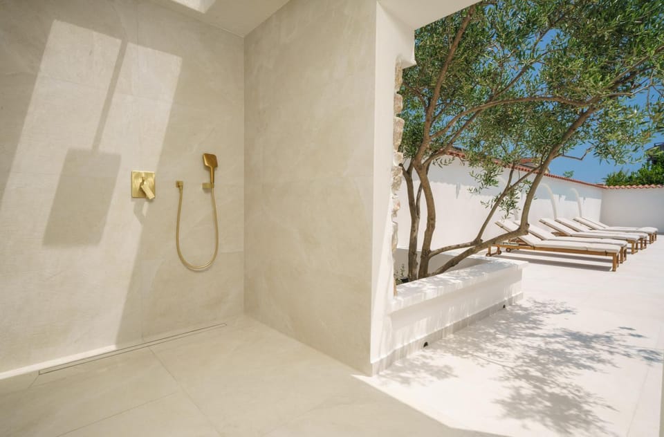 Shower, Swimming pool