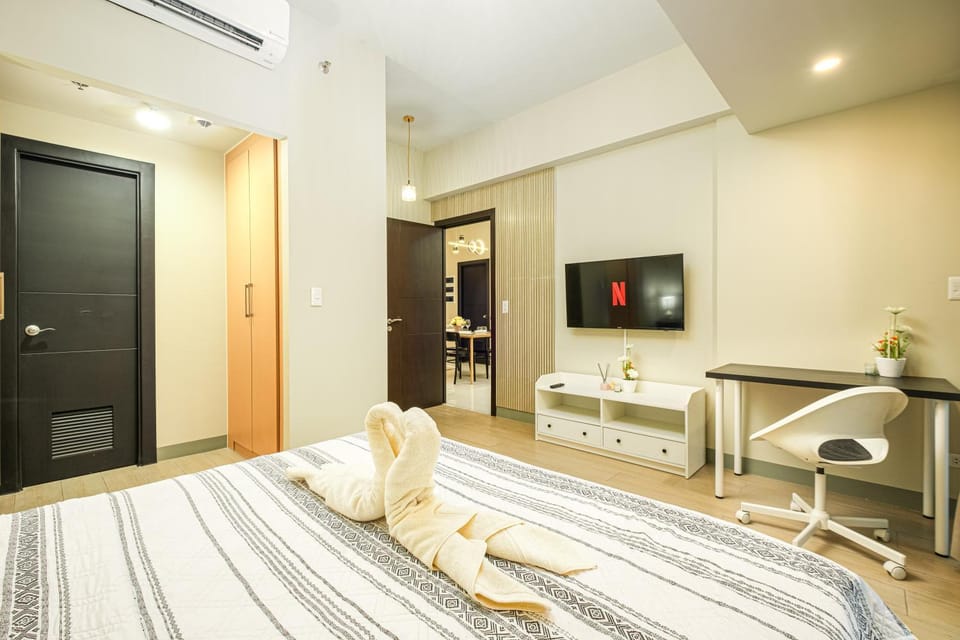 Premium 3BR Suite UptownBGC w/ Bathtub & Balcony Apartment in Makati
