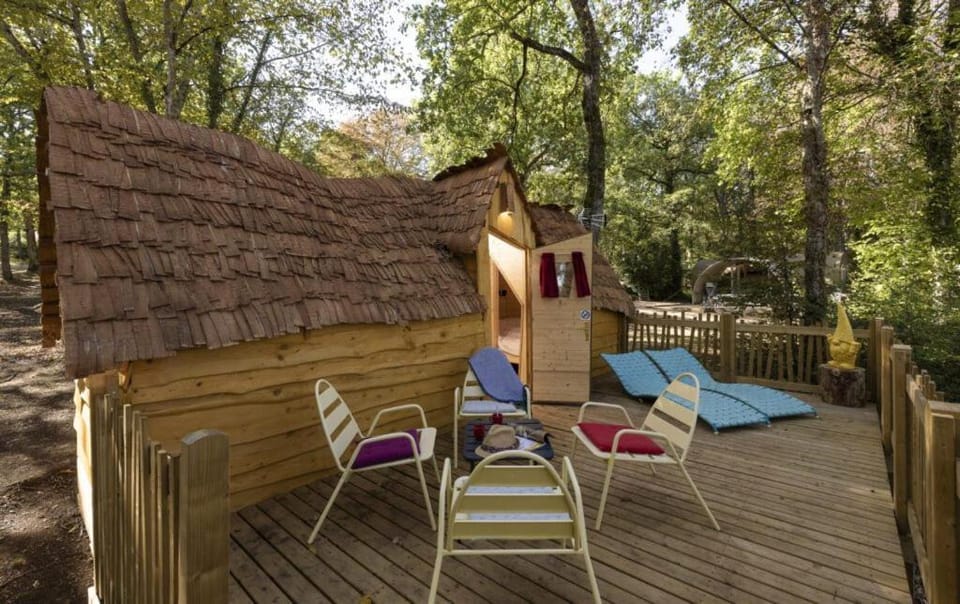 Camping Ushuaïa Villages Au Bois Joli Campground/ 
RV Resort in Bourgogne-Franche-Comté
