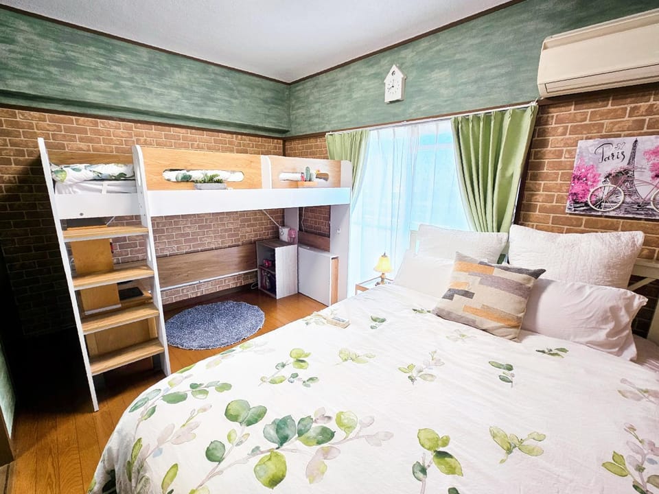 Bed, Photo of the whole room, bunk bed