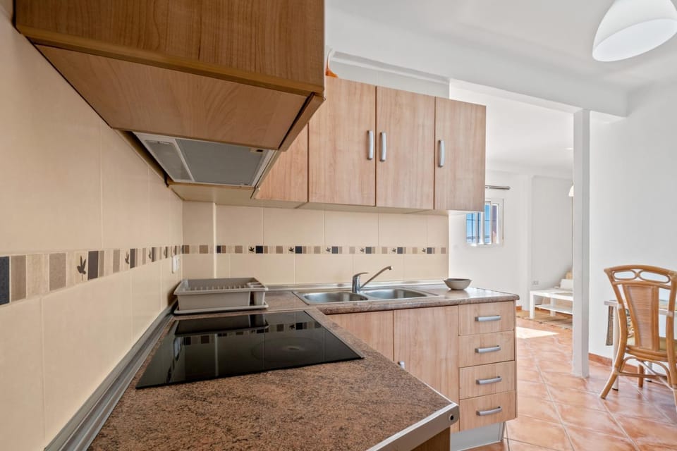 Kitchen or kitchenette, Dining area, minibar, stove