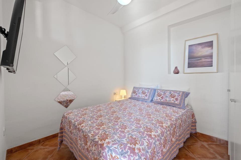Bed, TV and multimedia, Photo of the whole room, Bedroom