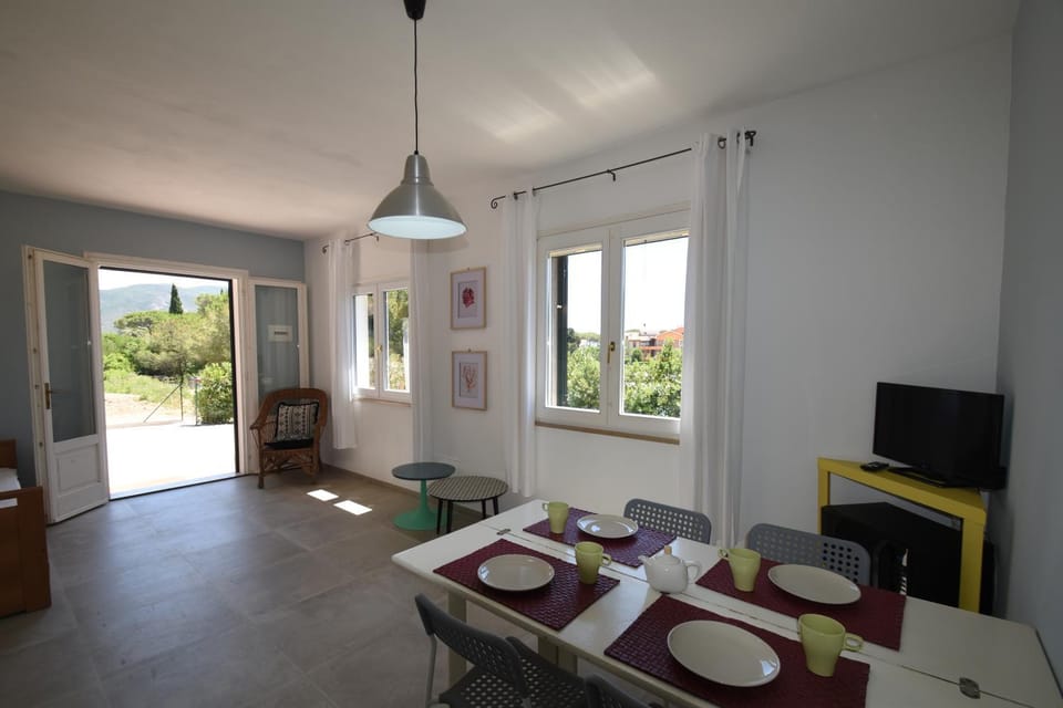 TV and multimedia, Living room, Dining area, air conditioner
