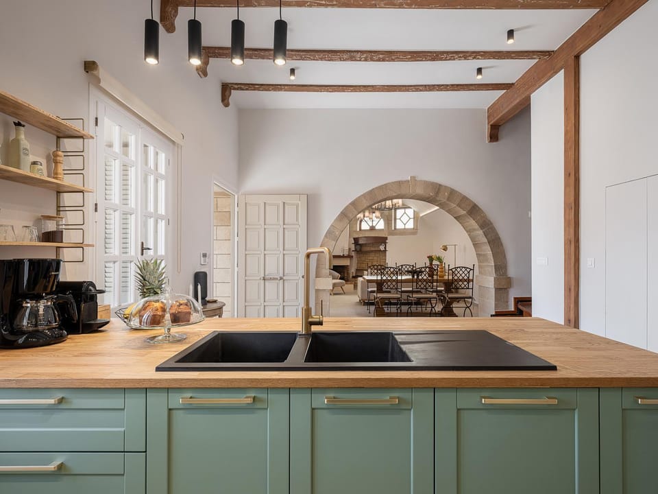 Coffee/tea facilities, Kitchen or kitchenette, pet friendly, stove