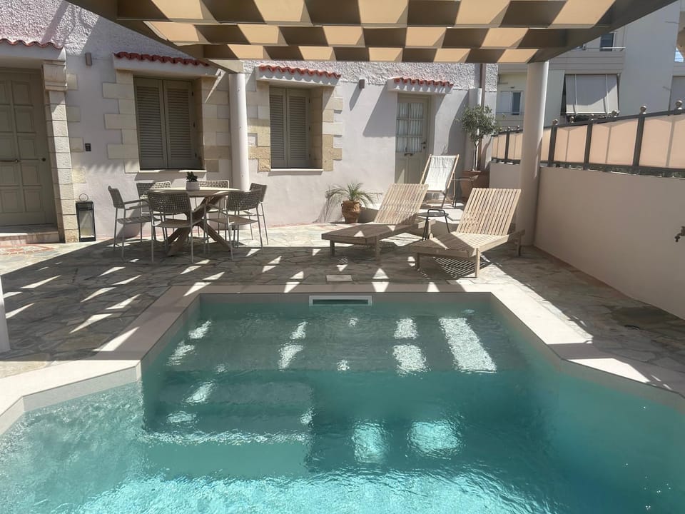 Dining area, Pool view, Swimming pool, sunbed
