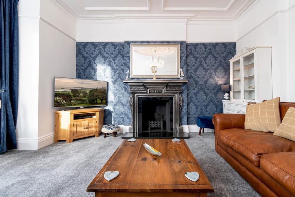 TV and multimedia, Living room, Lounge or bar, Seating area, flat iron