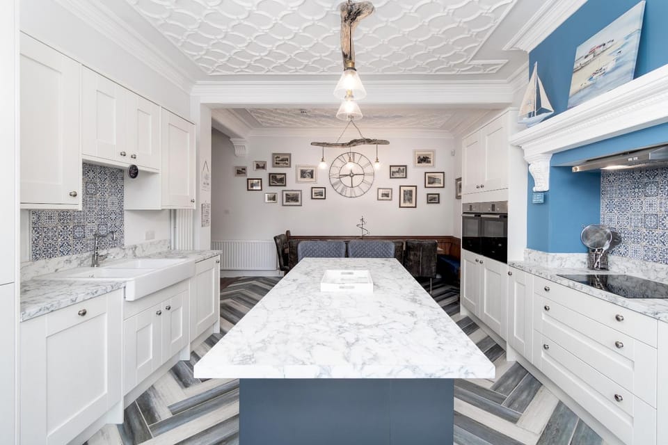 Kitchen or kitchenette, Dining area, stove