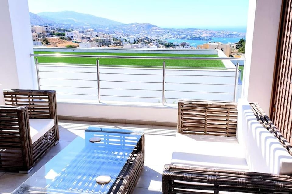 Patio, Day, Natural landscape, View (from property/room), Balcony/Terrace, Balcony/Terrace, Living room, Seating area, Dining area, Lake view, Mountain view, River view, Sea view