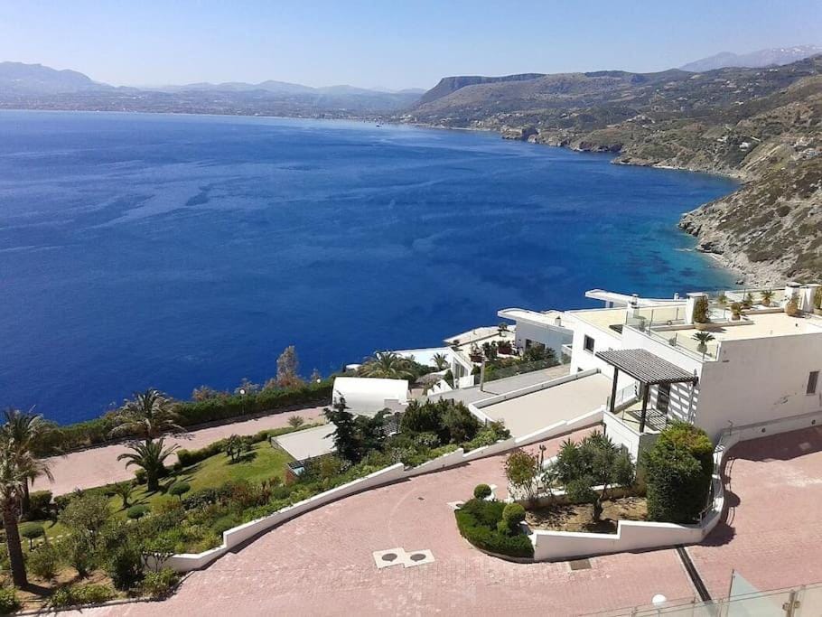 Property building, Nearby landmark, Day, Neighbourhood, Natural landscape, Bird's eye view, Lake view, Mountain view, Sea view