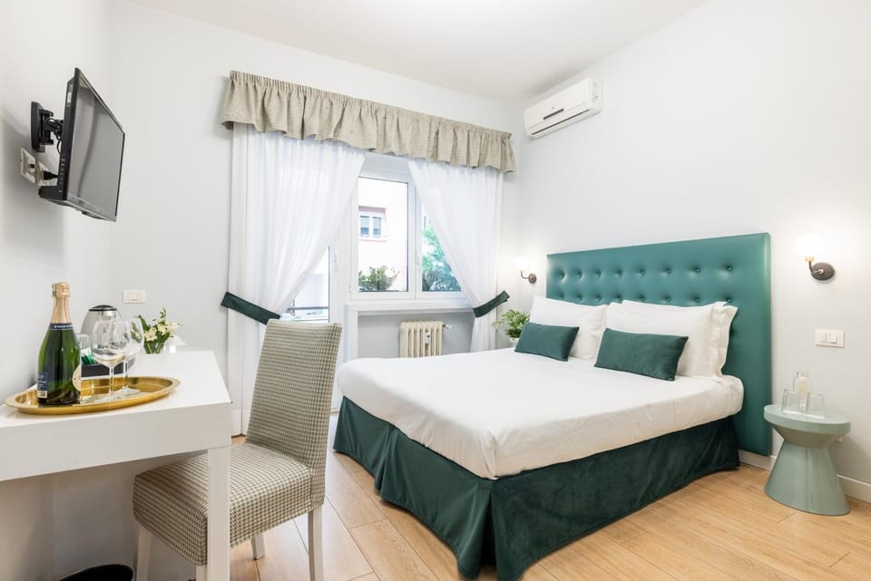 Bed, TV and multimedia, Photo of the whole room, Bedroom, air conditioner