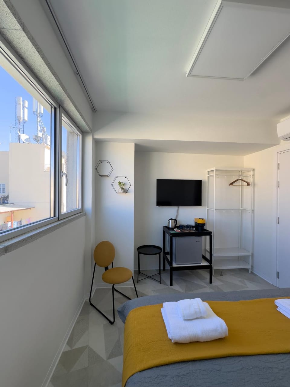 Bed, TV and multimedia, Photo of the whole room, Bedroom, towels