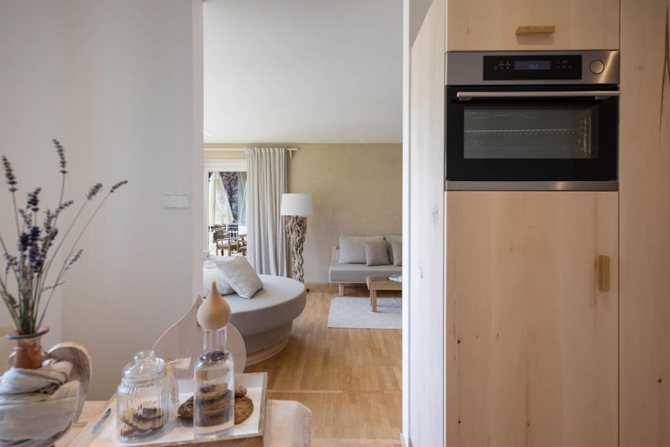 Dining area, pet friendly