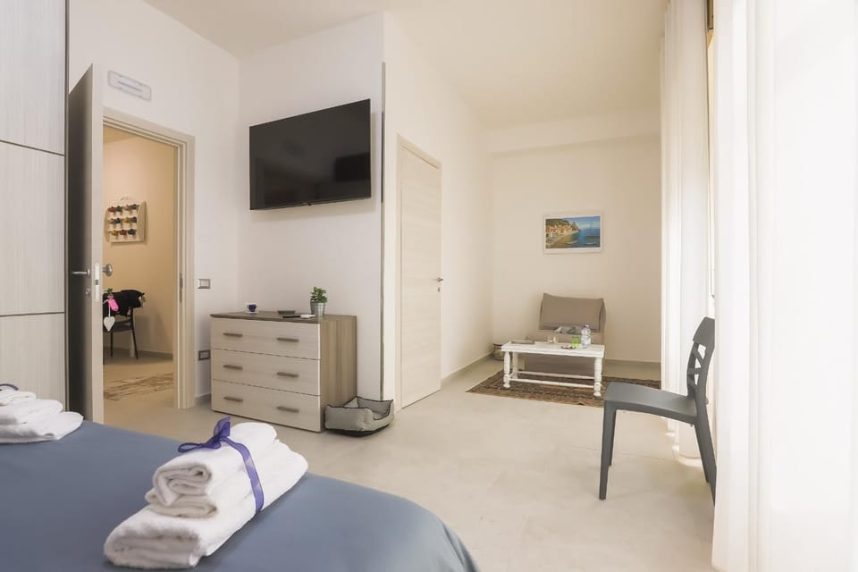 TV and multimedia, Photo of the whole room, Bedroom