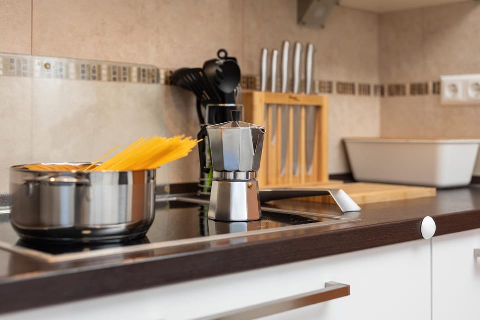 Coffee/tea facilities, Kitchen or kitchenette, Food and drinks, Food, stove, toaster