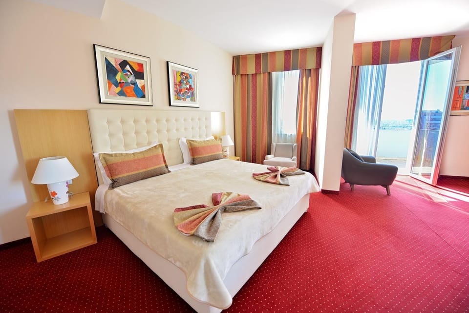 Bed, Photo of the whole room, City view, Sea view, Street view