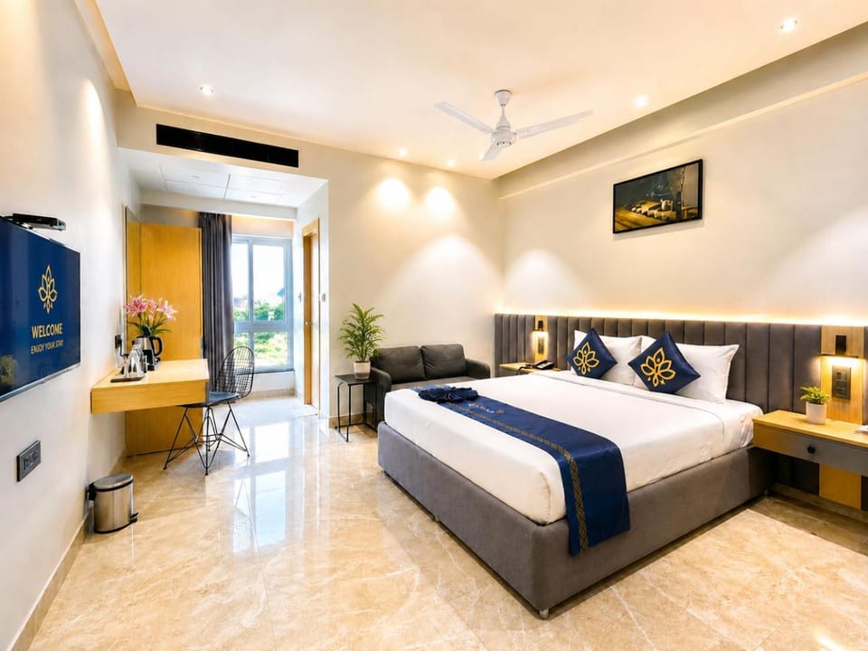 Shower, Toilet, Bed, Day, Property logo or sign, TV and multimedia, Coffee/tea facilities, View (from property/room), Photo of the whole room, Seating area, Bedroom, City view, Street view, flat iron, furniture, hair dryier, locker, minibar, soundproof, towels, wardrobe, air conditioner, air conditioner