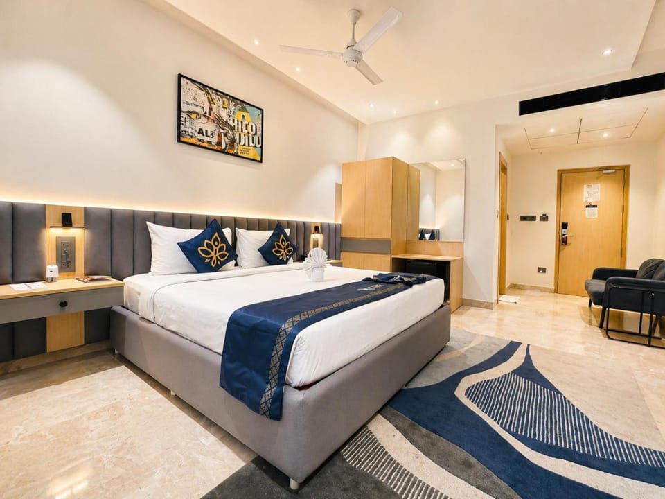 Shower, Toilet, Bed, Property logo or sign, TV and multimedia, Coffee/tea facilities, Other, Photo of the whole room, Seating area, Logo/Certificate/Sign, Bedroom, City view, Area and facilities, Drinks, flat iron, furniture, hair dryier, minibar, safe, soundproof, towels, wardrobe, air conditioner