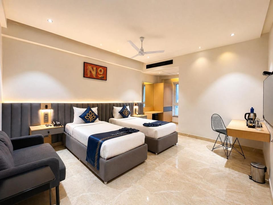 Shower, Toilet, Bed, TV and multimedia, Coffee/tea facilities, Other, Photo of the whole room, Seating area, Bedroom, City view, Area and facilities, flat iron, hair dryier, locker, minibar, safe, soundproof, storage, towels, wardrobe, air conditioner